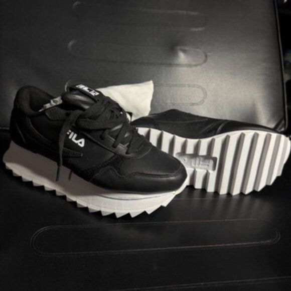 Fila Platform Sneakers - Size 6 - New In Box - Picture 6 of 10
